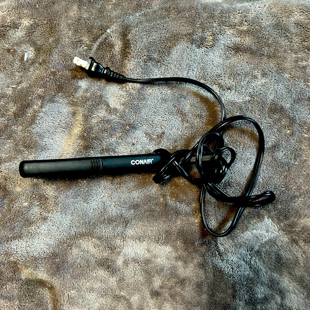 Black mini travel straightener